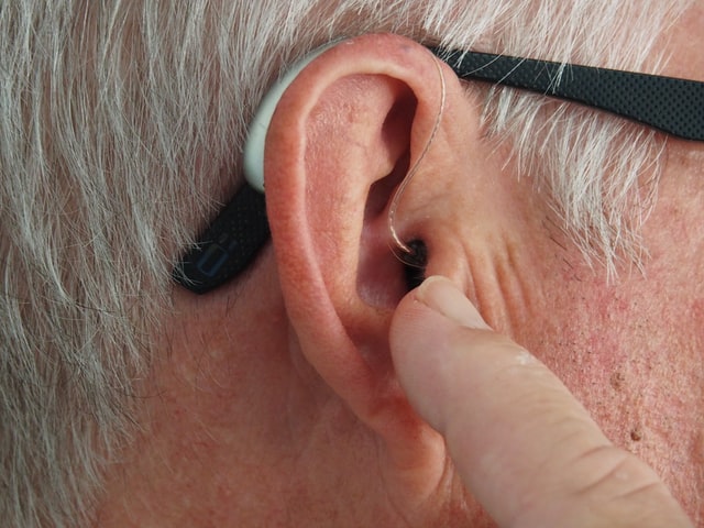 目立ちにくいRICタイプの補聴器（コルチトーン）